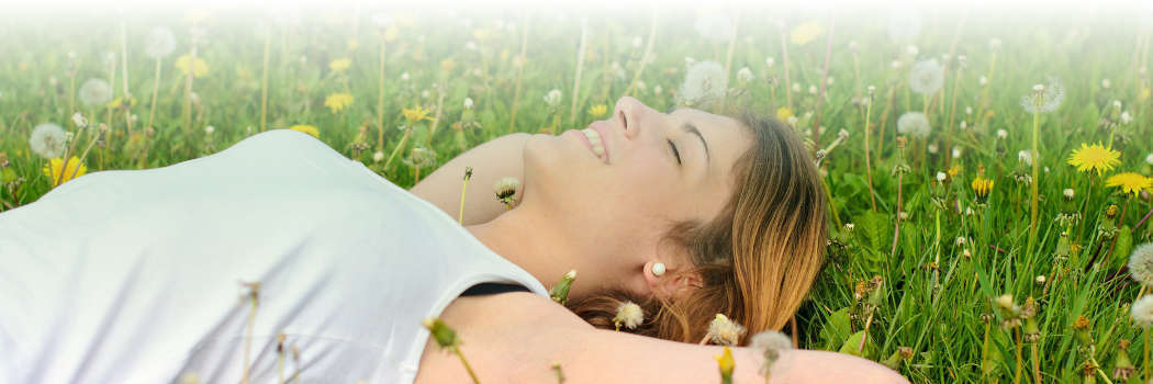 Fotolia_41467406_M_Frau_auf_WieseHB190526syLet